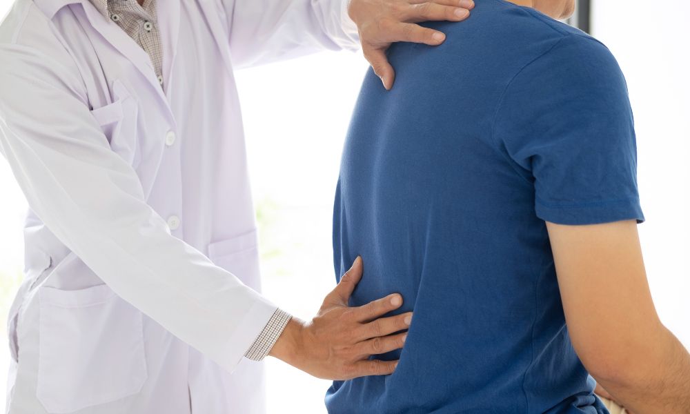 Bolesť krížov. Čo ju spôsobuje a ako s bolesťou zatočíte? 