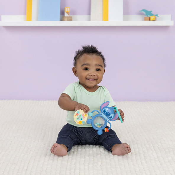 BRIGHT STARTS Hračka na C krúžku senzorická Stitch Tummy Tumble™ 0m+