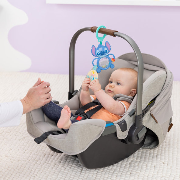BRIGHT STARTS Hračka na C krúžku senzorická Stitch Tummy Tumble™ 0m+