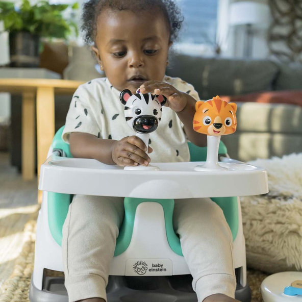 BABY EINSTEIN Podsedák na stoličku s 2 hračkami 2v1 Dine & Discover 6m+ do 23 kg