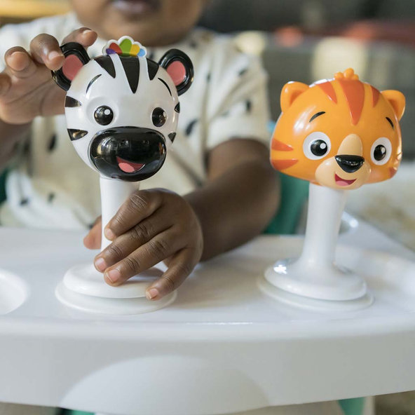 BABY EINSTEIN Podsedák na stoličku s 2 hračkami 2v1 Dine & Discover 6m+ do 23 kg