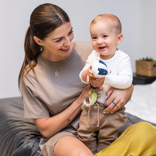 BABYONO Hračka pískacia s hrkalkou jazvec Edmund, 3m+