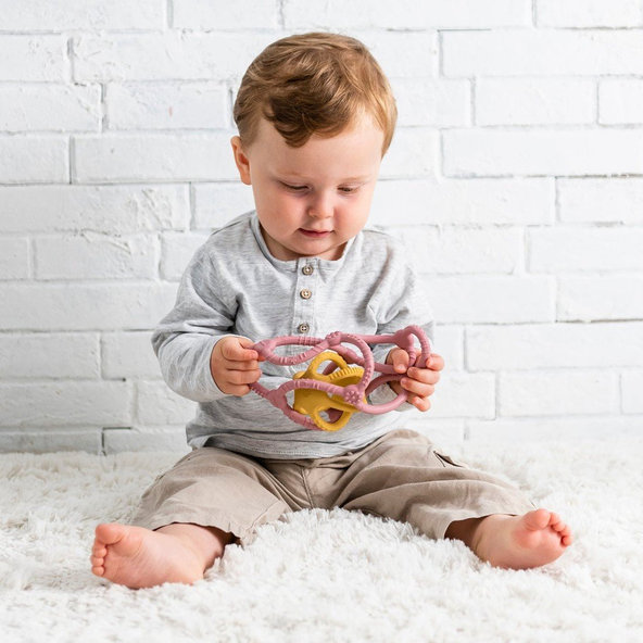 NATTOU Hryzačka silikónová lopta 2v1 bez BPA 10 cm žlto-ružová