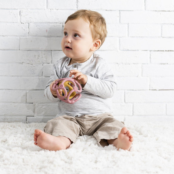 NATTOU Hryzačka silikónová lopta 2v1 bez BPA 10 cm žlto-ružová