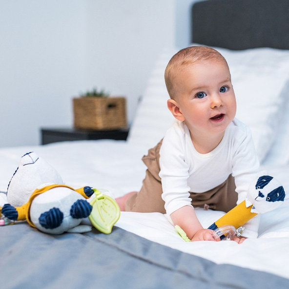 BABYONO Hračka závesná edukačná jazvec Edmund, 0m+