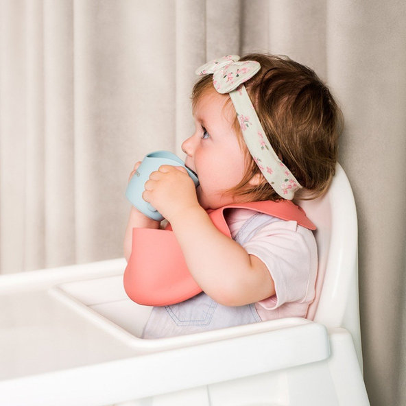 BABYONO Hrnček ergonomický s uškami 120 ml  bledomodrý 12m+