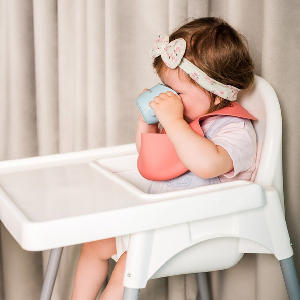 BABYONO Hrnček ergonomický s uškami 120 ml  bledomodrý 12m+