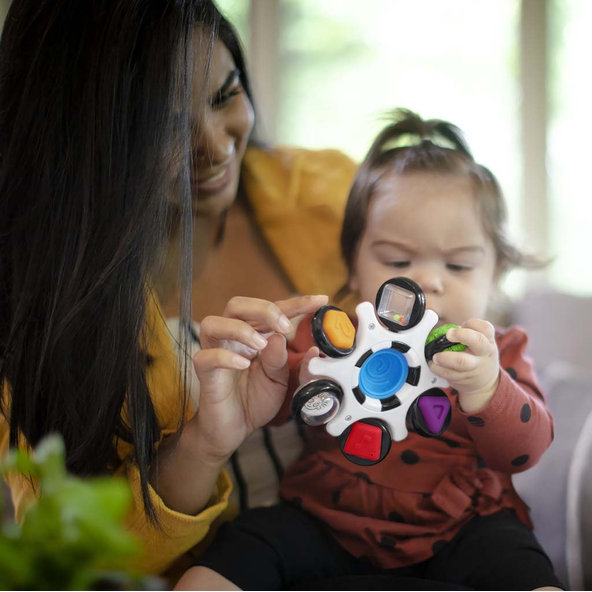 BABY EINSTEIN Hračka senzorická Curiosity Clutch™ 3m+