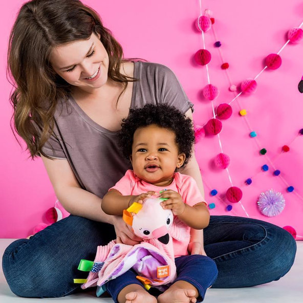 BRIGHT STARTS Maznacia dečka s hlavou Cuddle'n Tags plameniak 0m+