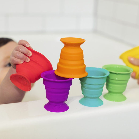 BABY EINSTEIN Hračka maxi prísavky poháriky 6ks Stack & Squish Cups™ 6m+