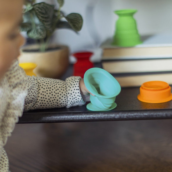 BABY EINSTEIN Hračka maxi prísavky poháriky 6ks Stack & Squish Cups™ 6m+