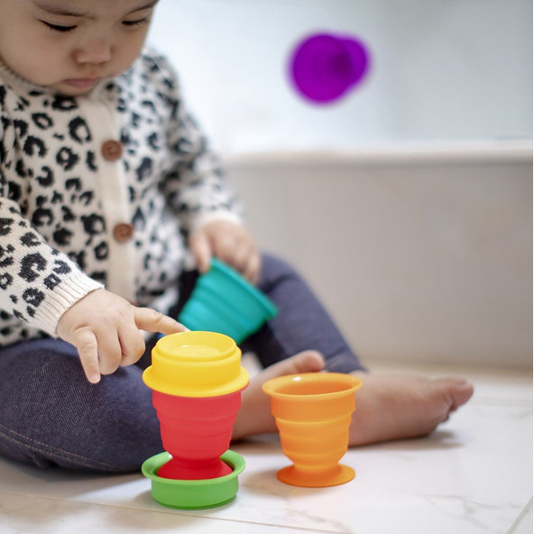 BABY EINSTEIN Hračka maxi prísavky poháriky 6ks Stack & Squish Cups™ 6m+