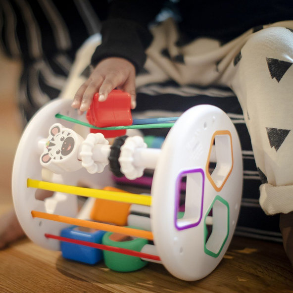 BABY EINSTEIN Hračka vkladačka multisenzorická Zen & Cal’s Playground™  6m+