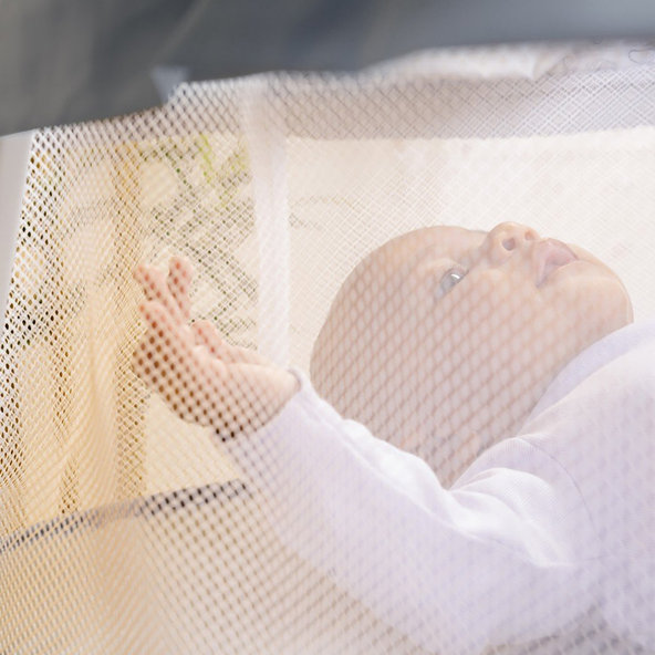 DISNEY BABY Postieľka s vibračnou jednotkou skladacia WINNIE THE POOH  0m+ do 7 kg