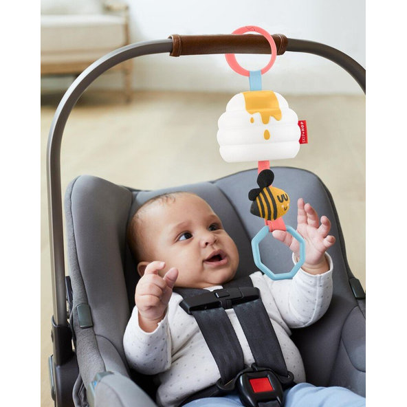 SKIP HOP Hračka na C krúžku vibrujúca ABC & Me Beehive Jitter 0m+