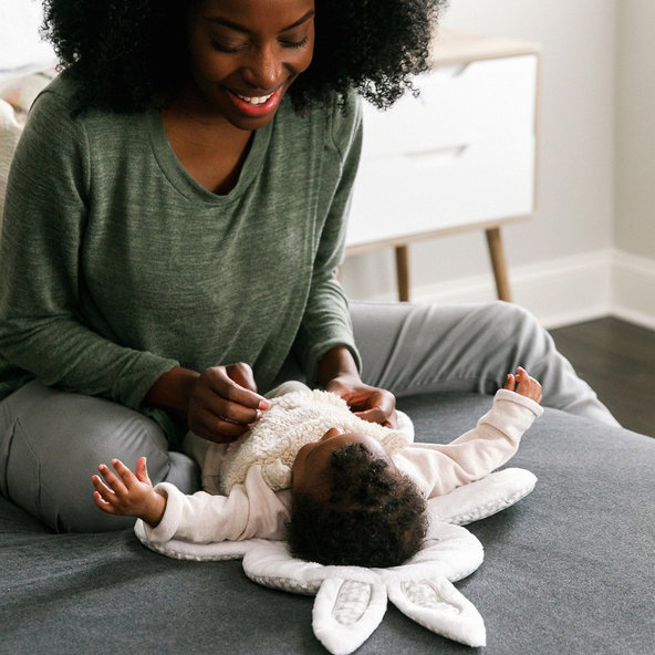 INGENUITY Lehátko vibrujúce s melódiou a svetlom Twinkle Tails™ 0m+, do 9 kg