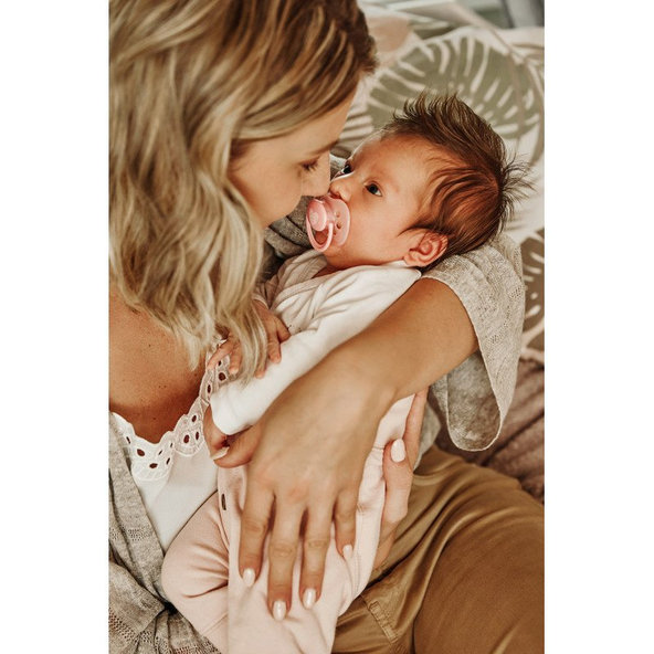 CANPOL BABIES Cumlík kaučukový čerešňa 6-18 m Pastels - ružový