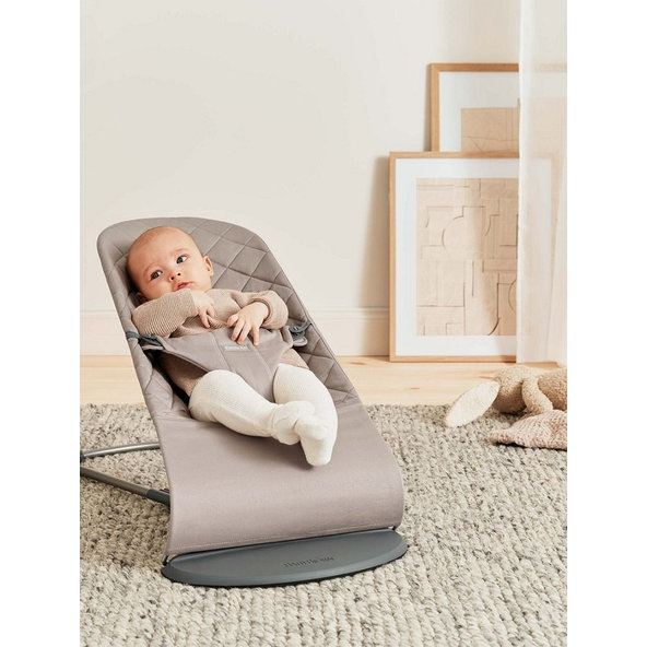 BABYBJÖRN Lehátko Bliss Sand Grey cotton s hračkou