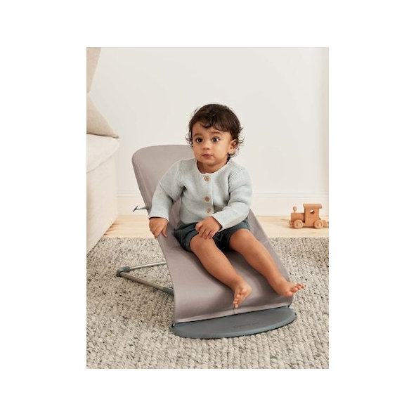 BABYBJÖRN Lehátko Bliss Sand Grey cotton s hračkou