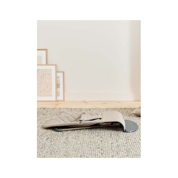 BABYBJÖRN Lehátko Bliss Sand Grey cotton s hračkou