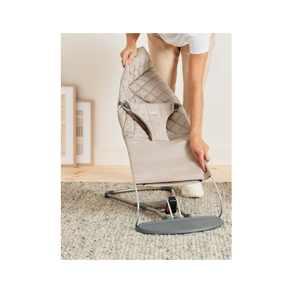 BABYBJÖRN Lehátko Bliss Sand Grey cotton s hračkou