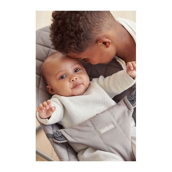 BABYBJÖRN Lehátko Bliss Sand Grey cotton s hračkou