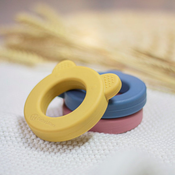 PETITE&MARS Hryzačka silikónová s hrkálkou Beary Dusty Rose 0m+