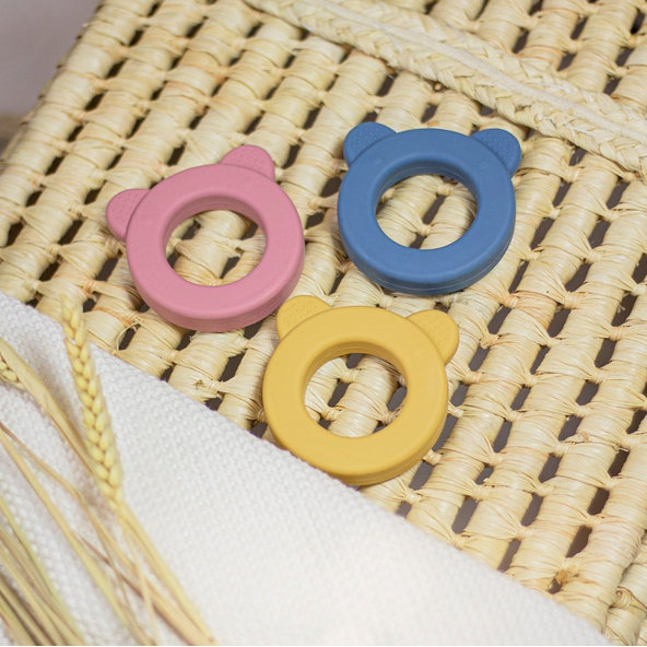 PETITE&MARS Hryzačka silikónová s hrkálkou Beary Petrol Blue 0m+