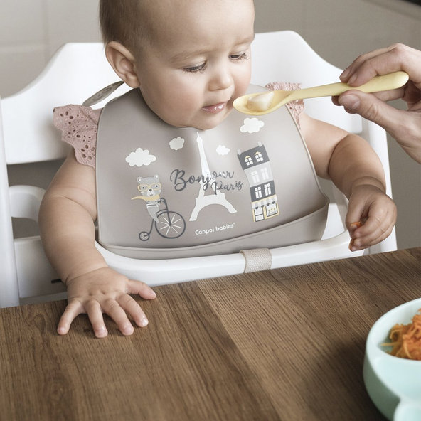 CANPOL BABIES Podbradník silikónový s vreckom Bonjour Paris béžový