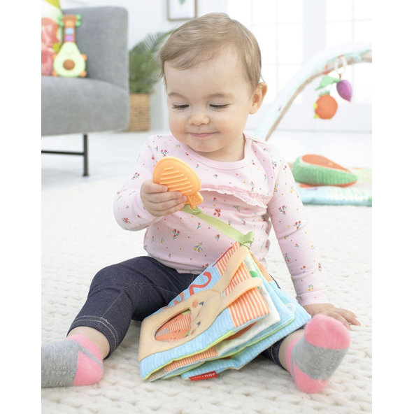 SKIP HOP Textilná edukačná knižka na C krúžku, 0+