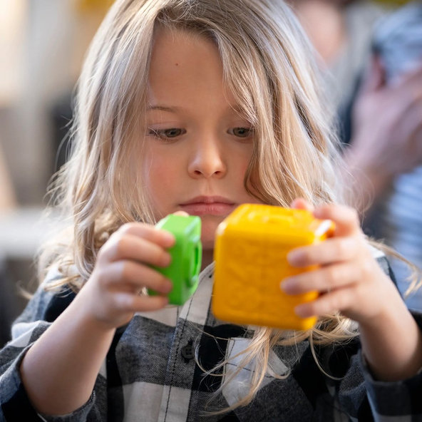 BABY EINSTEIN Connectables Hračka magnetické kocky s aktivitami Bridge & Learn 15 ks, 6m+