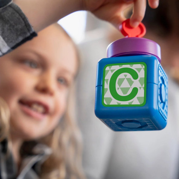 BABY EINSTEIN Connectables Hračka magnetické kocky s aktivitami Bridge & Learn 15 ks, 6m+