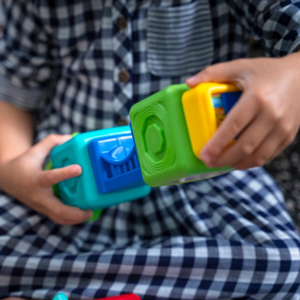 BABY EINSTEIN Connectables Hračka magnetické kocky s aktivitami Bridge & Learn 15 ks, 6m+