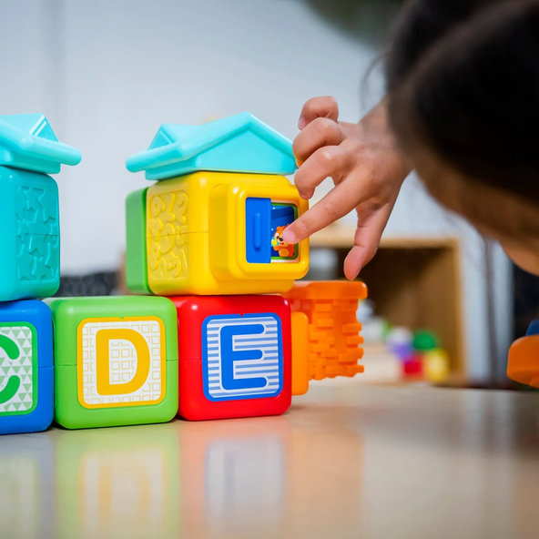 BABY EINSTEIN Connectables Hračka magnetické kocky s aktivitami Bridge & Learn 15 ks, 6m+