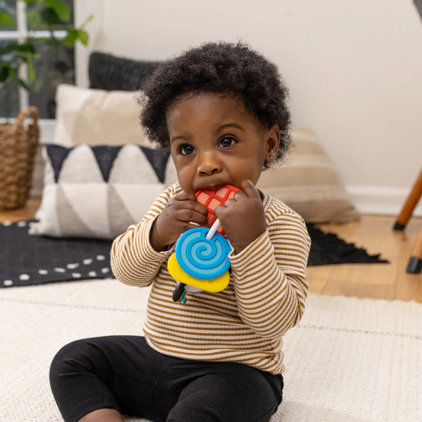 BABY EINSTEIN Hryzačka s hrkálkou zebra Zen™ Shake-a-Shape bez BPA 0m+