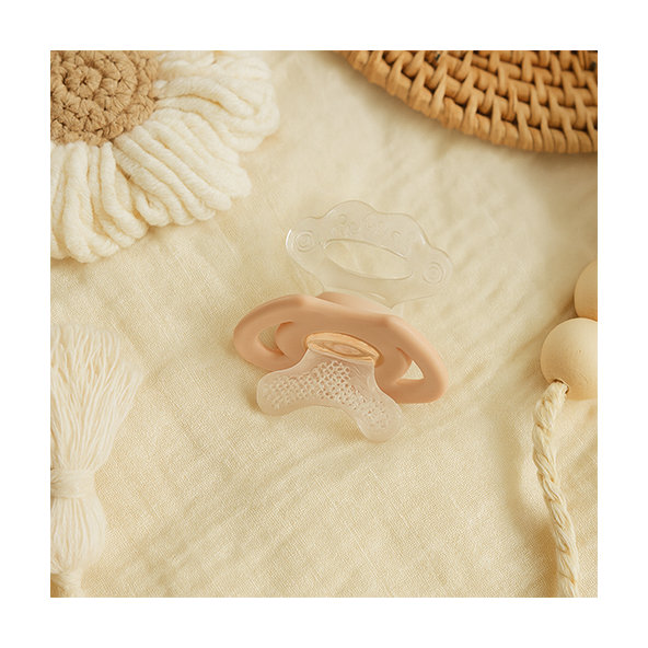 BABYONO Silikónová hryzačka cumlík s krytom béžová 3m+ 1ks