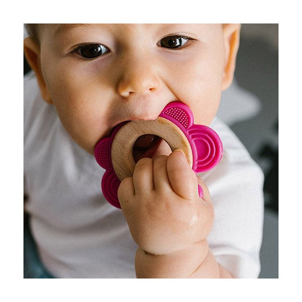 BABYONO Hryzačka dreveno-silikónová Butterfly