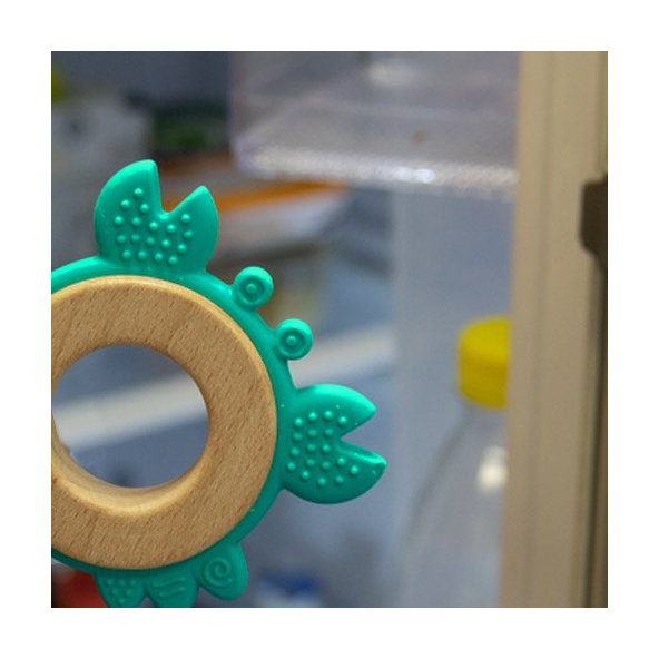 BABYONO Hryzačka dreveno-silikónová Crab