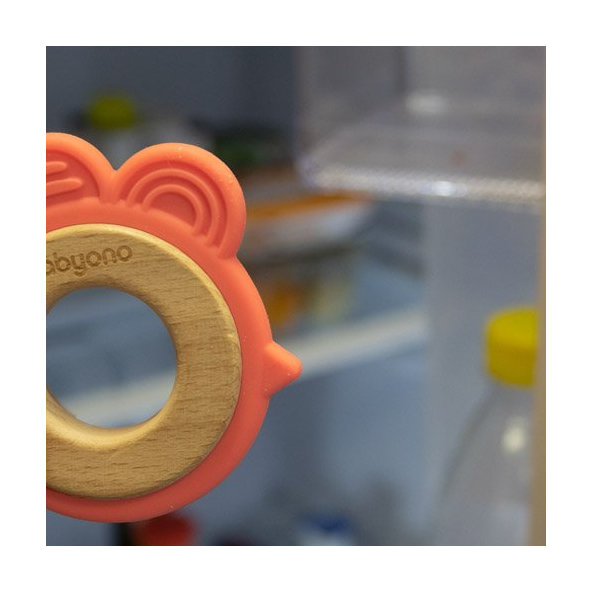 BABYONO Hryzačka dreveno-silikónová Hen