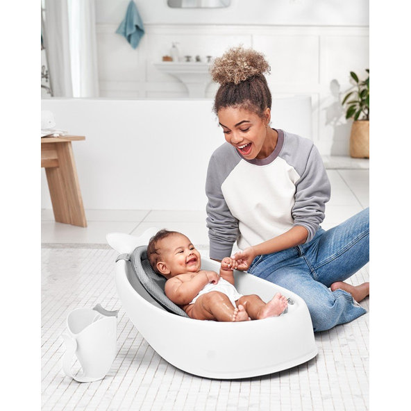 SKIP HOP Pohár na oplachovanie šampónu Moby biely