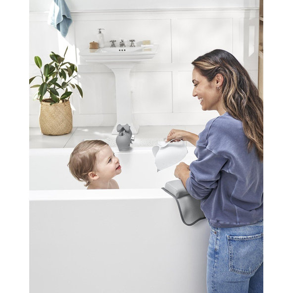 SKIP HOP Pohár na oplachovanie šampónu Moby biely