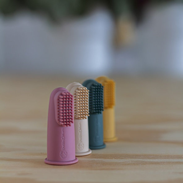 PETITE&MARS Sada silikónových zubných kefiek na prst TAKE&MATCH Ochre&Green 2 ks 0m+