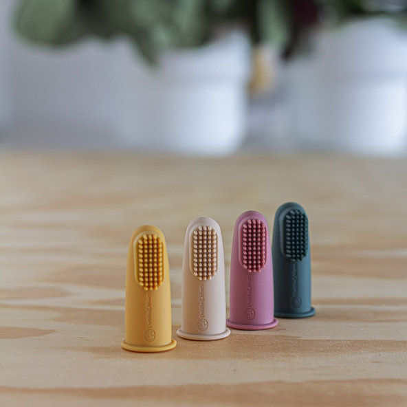 PETITE&MARS Sada silikónových zubných kefiek na prst TAKE&MATCH Ochre&Green 2 ks 0m+