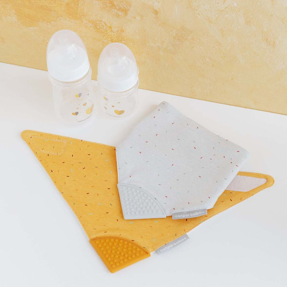 CANPOL BABIES Podbradník s hryzačkou - šedý