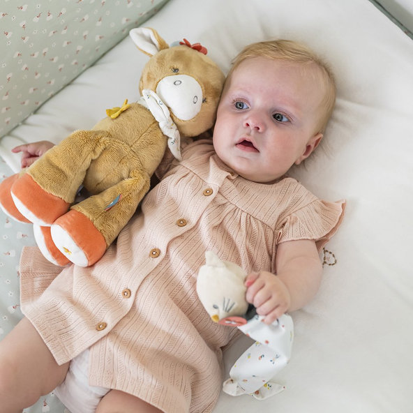 NATTOU Kravička plyšová prítulná Mila 30 cm Mila, Zoe & Lana