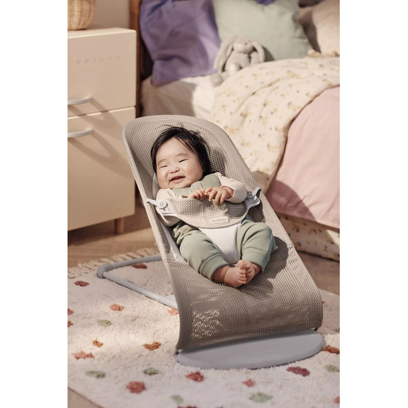 BABYBJÖRN Lehátko Balance Soft Grey Beige/White mesh, svetlá šedá konštrukcia