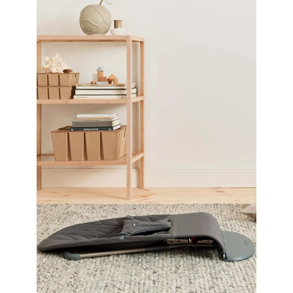 BABYBJÖRN Lehátko Bliss Anthracite cotton Petal, tmavá šedá konštrukcia