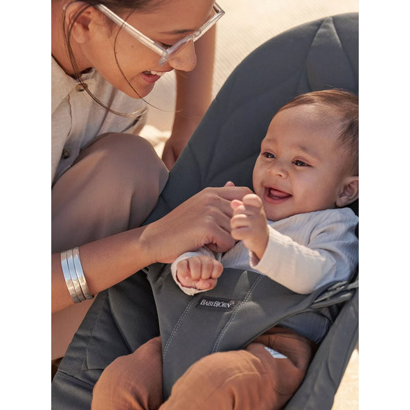 BABYBJÖRN Lehátko Bliss Anthracite cotton Petal, tmavá šedá konštrukcia