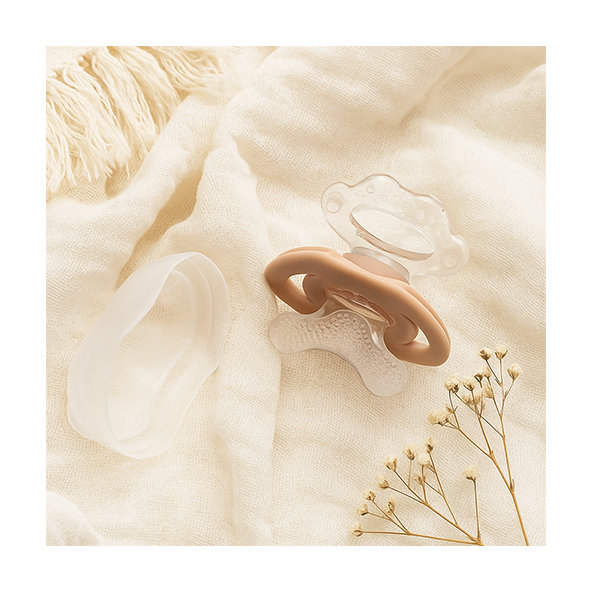 BABYONO Silikónová hryzačka cumlík s krytom béžová 3m+ 1ks