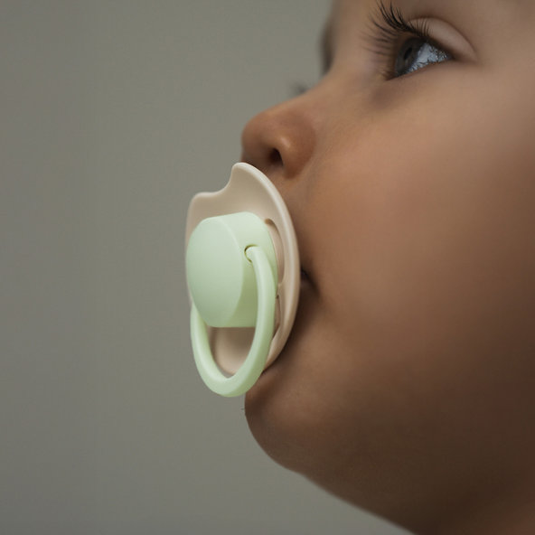 Lovi Prime silikónový dynamický svetielkujúci cumlík 6-18m Ivory/Blush 2 ks